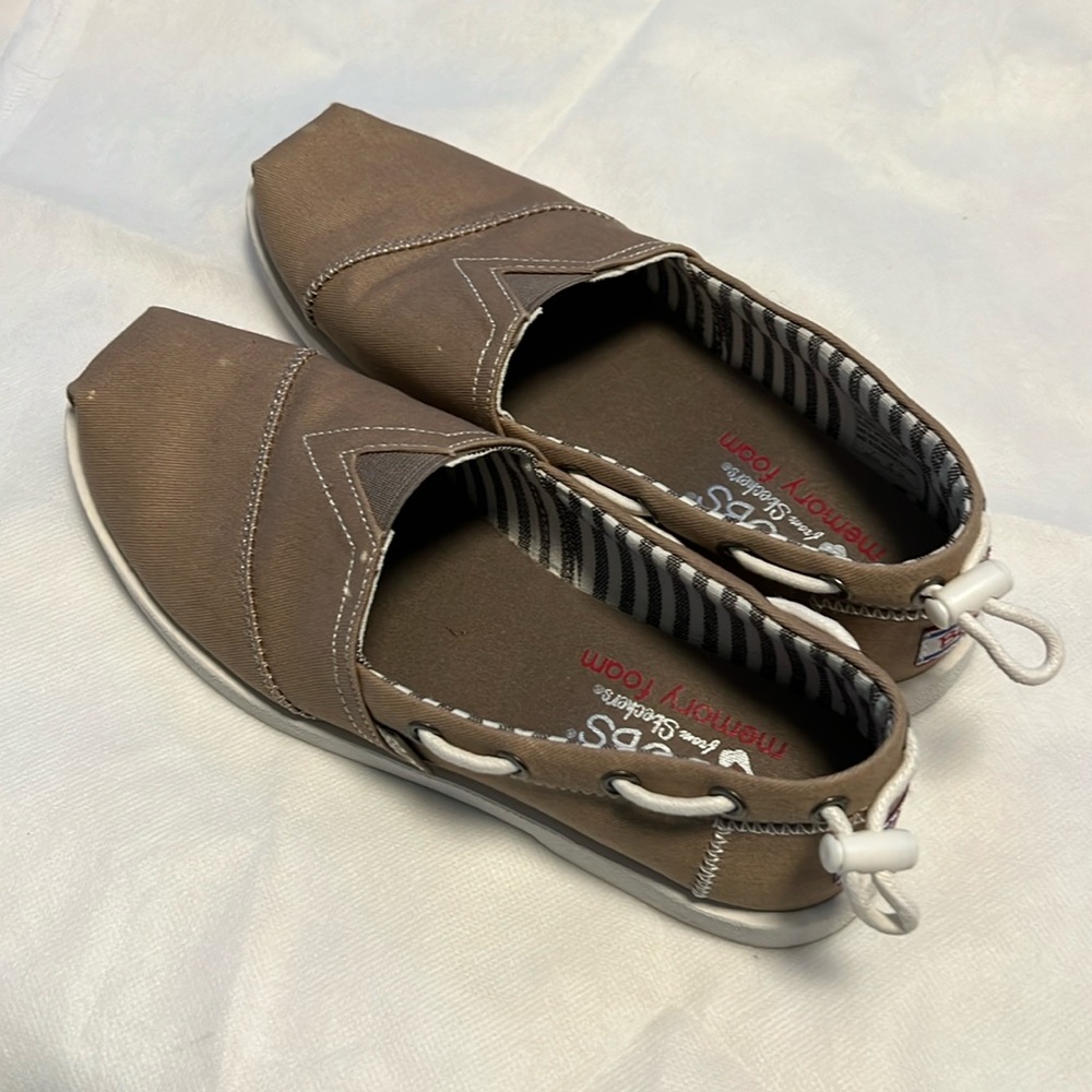 Women’s 6.5 Skechers Bob’s memory foam comfort shoes.
